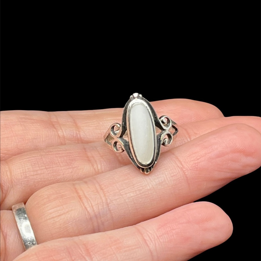 Vintage sterling and white agate ring